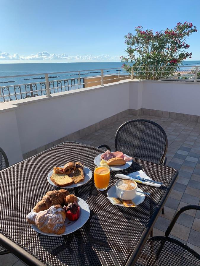 Hotel Bahia Сан Бенедето дел Тронто Екстериор снимка