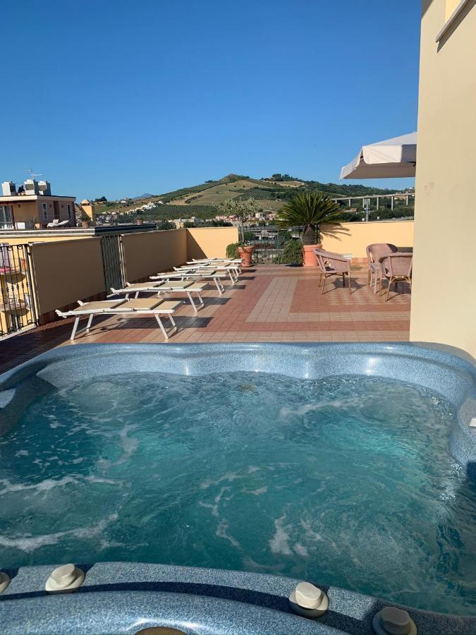Hotel Bahia Сан Бенедето дел Тронто Екстериор снимка