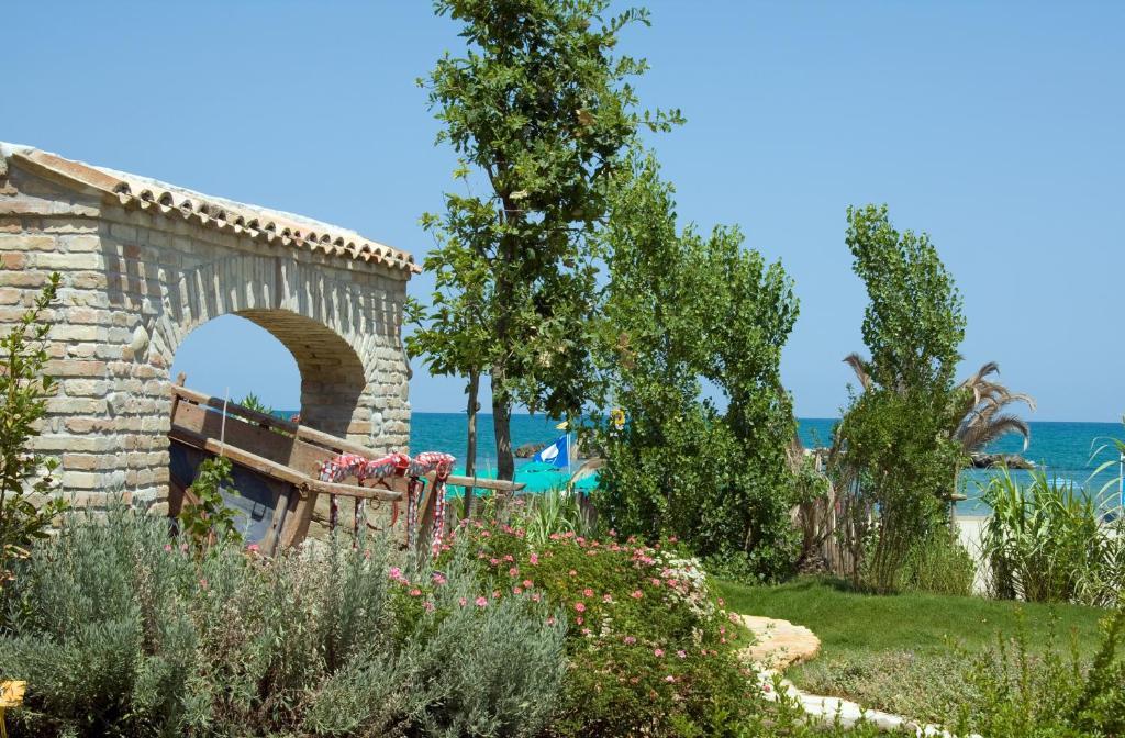 Hotel Bahia Сан Бенедето дел Тронто Екстериор снимка
