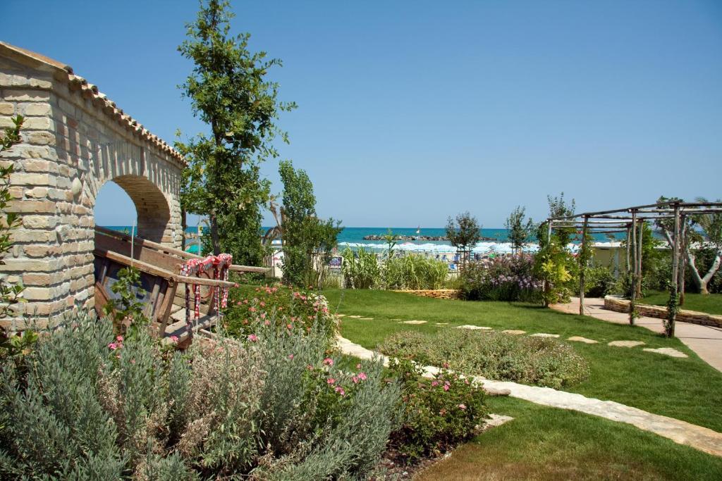 Hotel Bahia Сан Бенедето дел Тронто Екстериор снимка